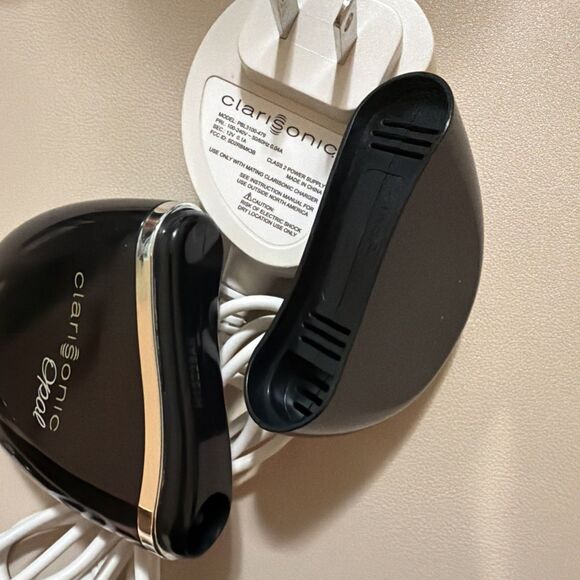 Clarisonic Opal Sonic Infusion System – Eye Serum Device with Charger Black - Picture 5 of 5